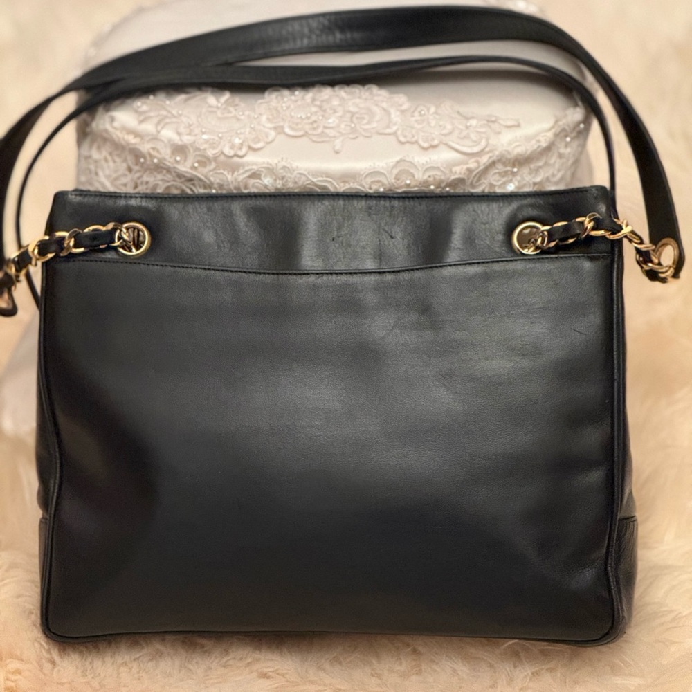 CHANEL Black CC Logo Shoulder Bag with Gold Chain Trim - Picture 2 of 15